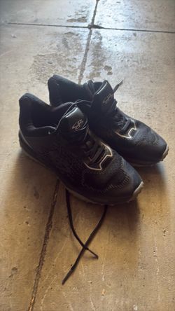 Youth size 6 turf shoes