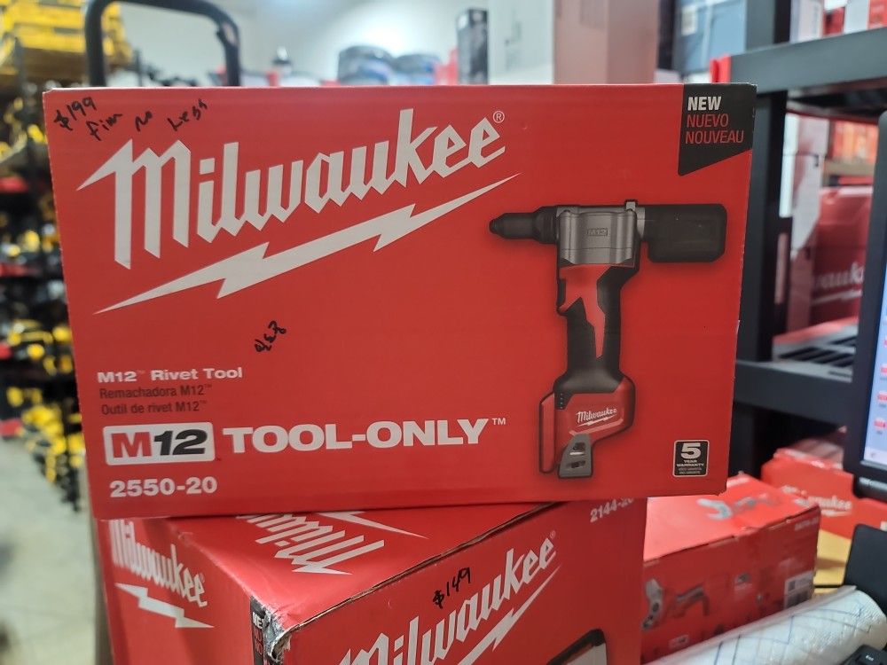 Milwaukee
M12 12-Volt Lithium-Ion Cordless Rivet Tool (Tool-Only)