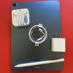 Apple IPad Air 5th Generation (10.9” Liquid Retina/ M1 chip / 2022 Model) 64GB with pen, keyboard case & Accessories (256gb $549) 