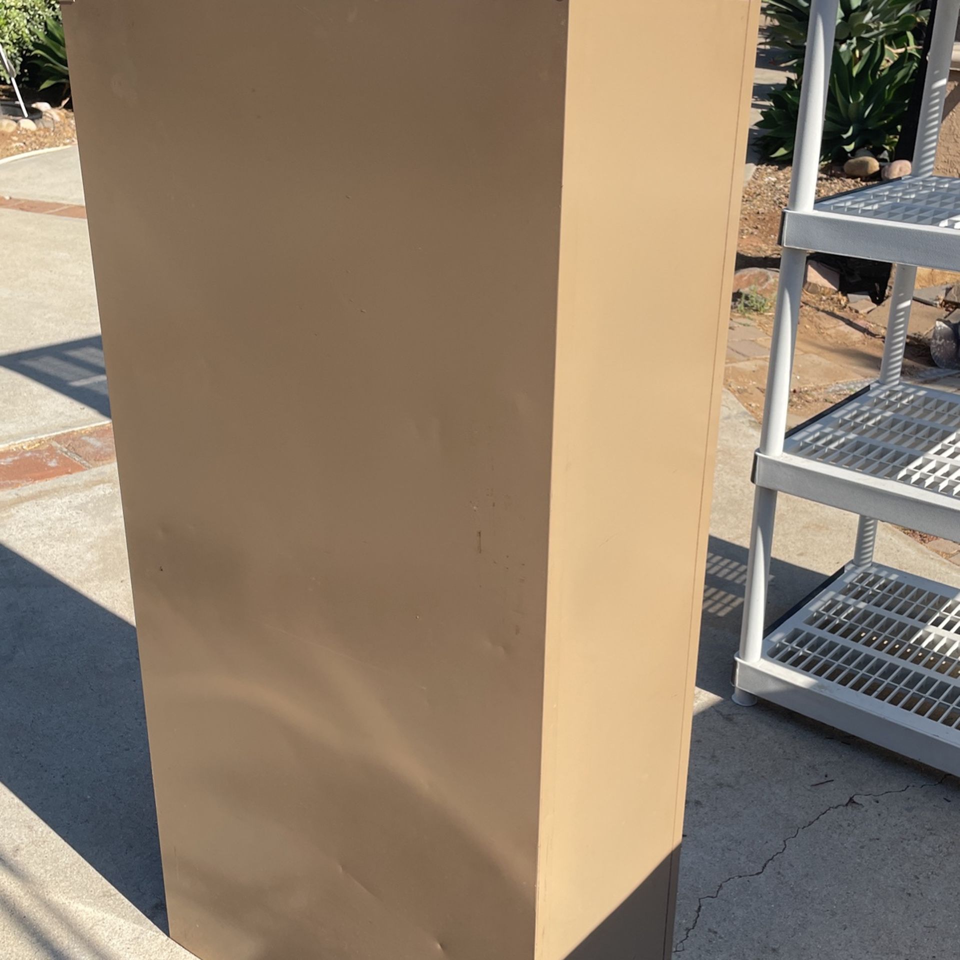 File Cabinets/Metal Shelf