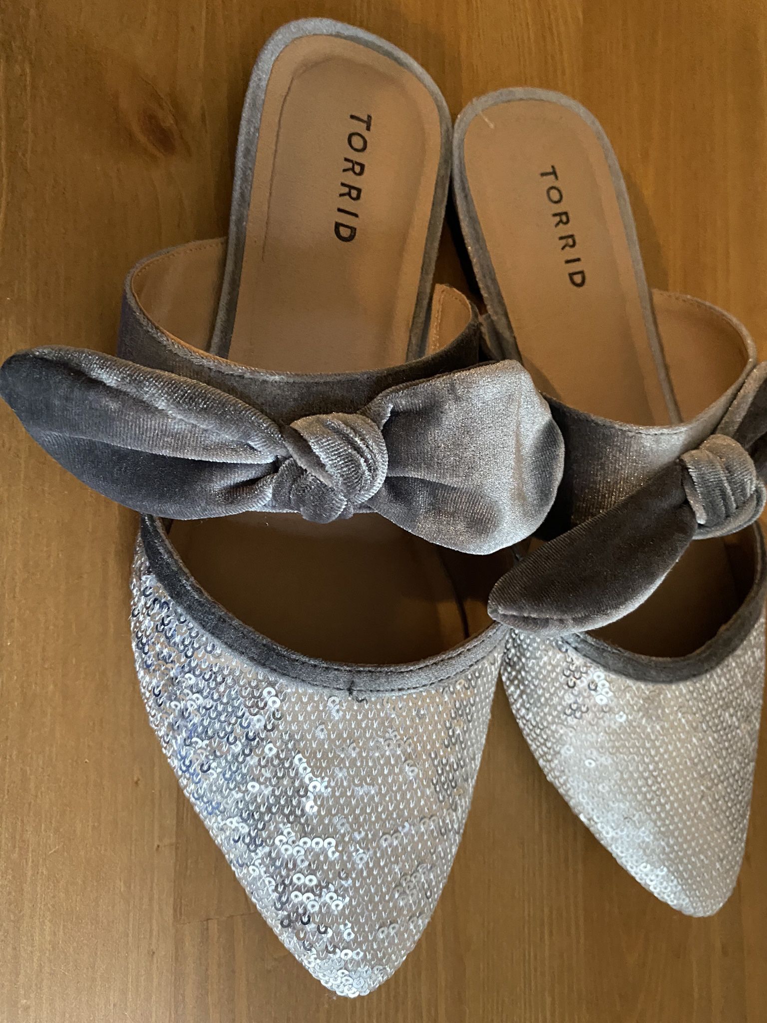 Torrid Grey Silver Velvet Bow & Sequin Pointed Toe Mule Slip On Shoes 9.5 Wide Width