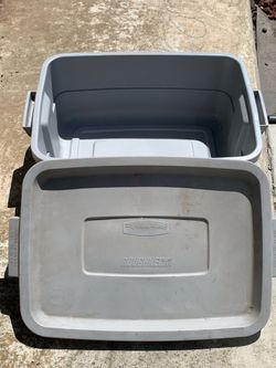 Set of 4 Used Rubbermaid Roughneck Stackable Storage Box Containers   2 boxes have a small crack. See pictures.  Cash only                 Pick up in 
