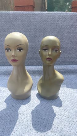 2 mannequi heads