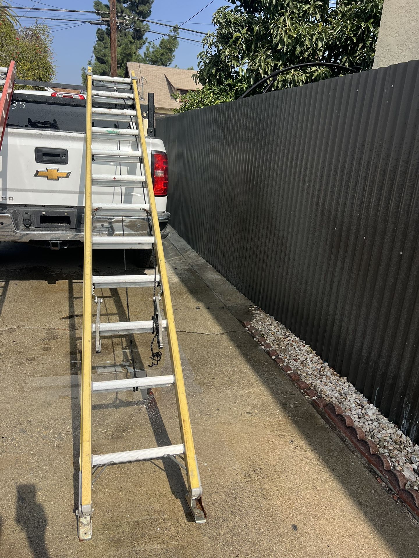 Escalera de 24 pies de fibra de vidrio buenas condiciones.