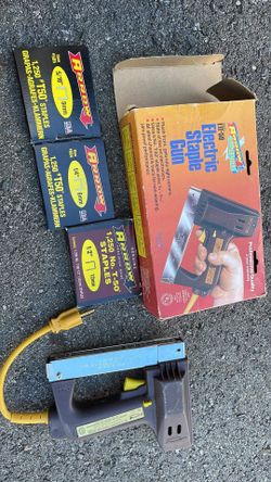 Electric staple gun with staples