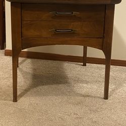 Vintage Mid Century Modern Walnut Veneer End Table 