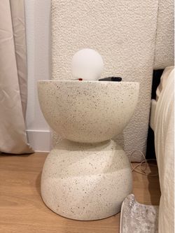 Set of two side tables