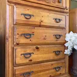 Gorgeous Tall Chest All Drawers Work Perfectly Condition