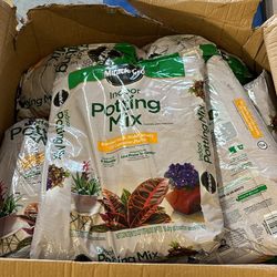 Miracle-Gro Indoor Potting Mix, Blended for Container Plants, 16 qt.