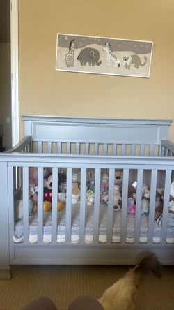 Crib/ mattress and picture