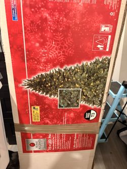 🎄 7.5’ Pre-Lit LED Christmas Tree – Color Changing – $75 OBO 🎄