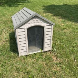 $25 - Plastic Dog House
