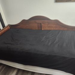 TWIN DAY BED WITH TRUNDLE 