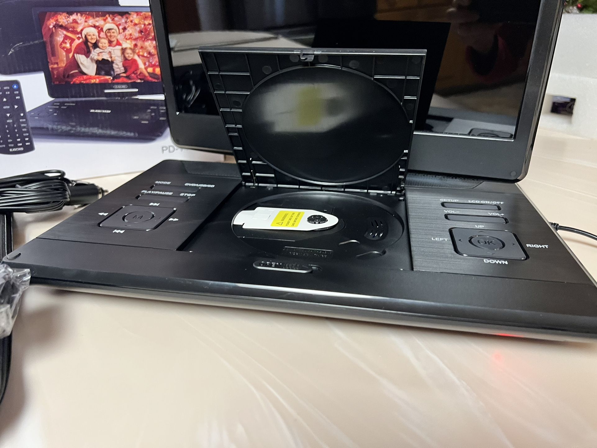 16.9” Portable DVD Player/Swivel Screen