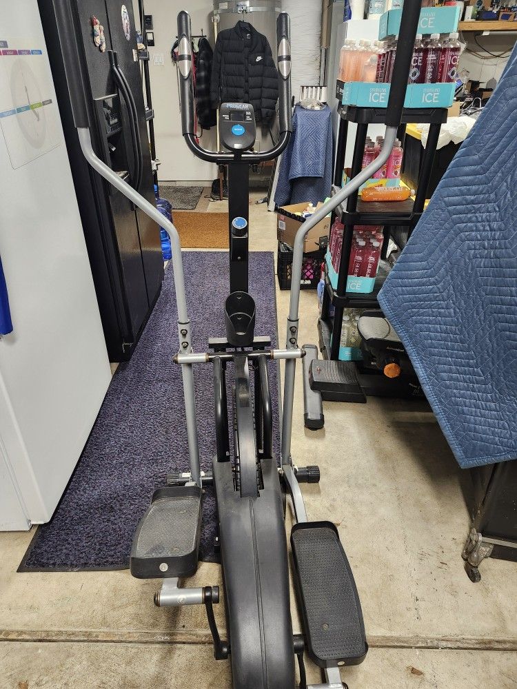 PRO GEAR ELIPTICAL WITH BLACK RUBBER FLOOR MAT