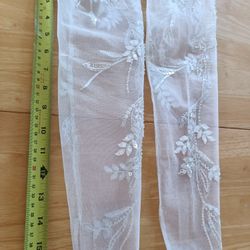 Bride accessories handmade sleeves & veil, 3 pieces

1 pair of handmade sleeves for $40
1 handmade tulle veil $30
1 Pearl veil $20

Details for each i