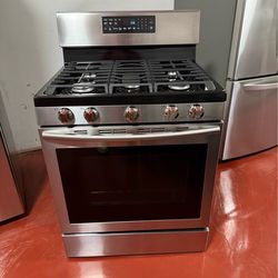 Samsung 5-burner gas stove in very good condition, working perfectly, delivered and installed with a 3-month warranty