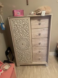 Cabinet dresser armoir
