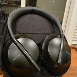 Bose Noise Cancelling Headphones 700 – Excellent Condition