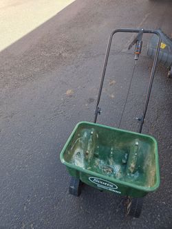 Broadleaf spreader