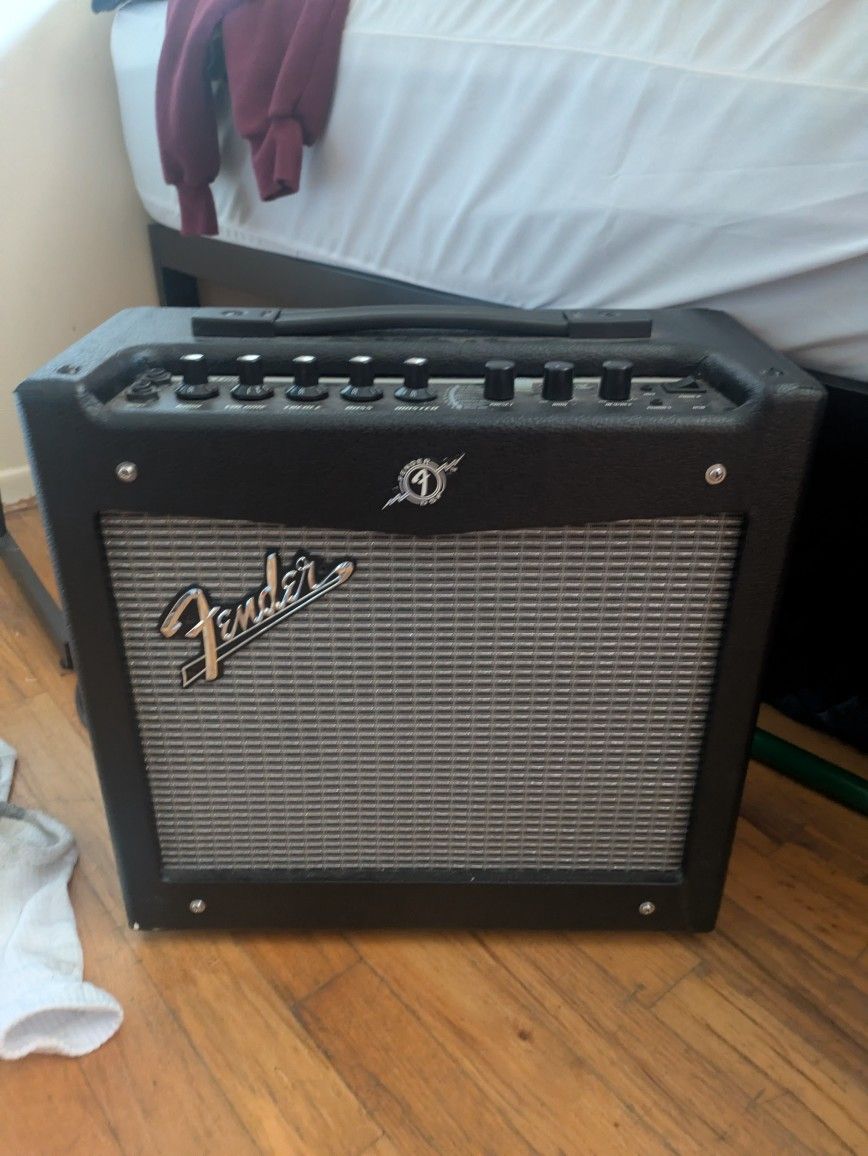 Fender Mustang I V.2 20-Watt 1x8" Modeling Guitar Combo Amplifier.