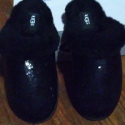 UGGs slippers Size 8