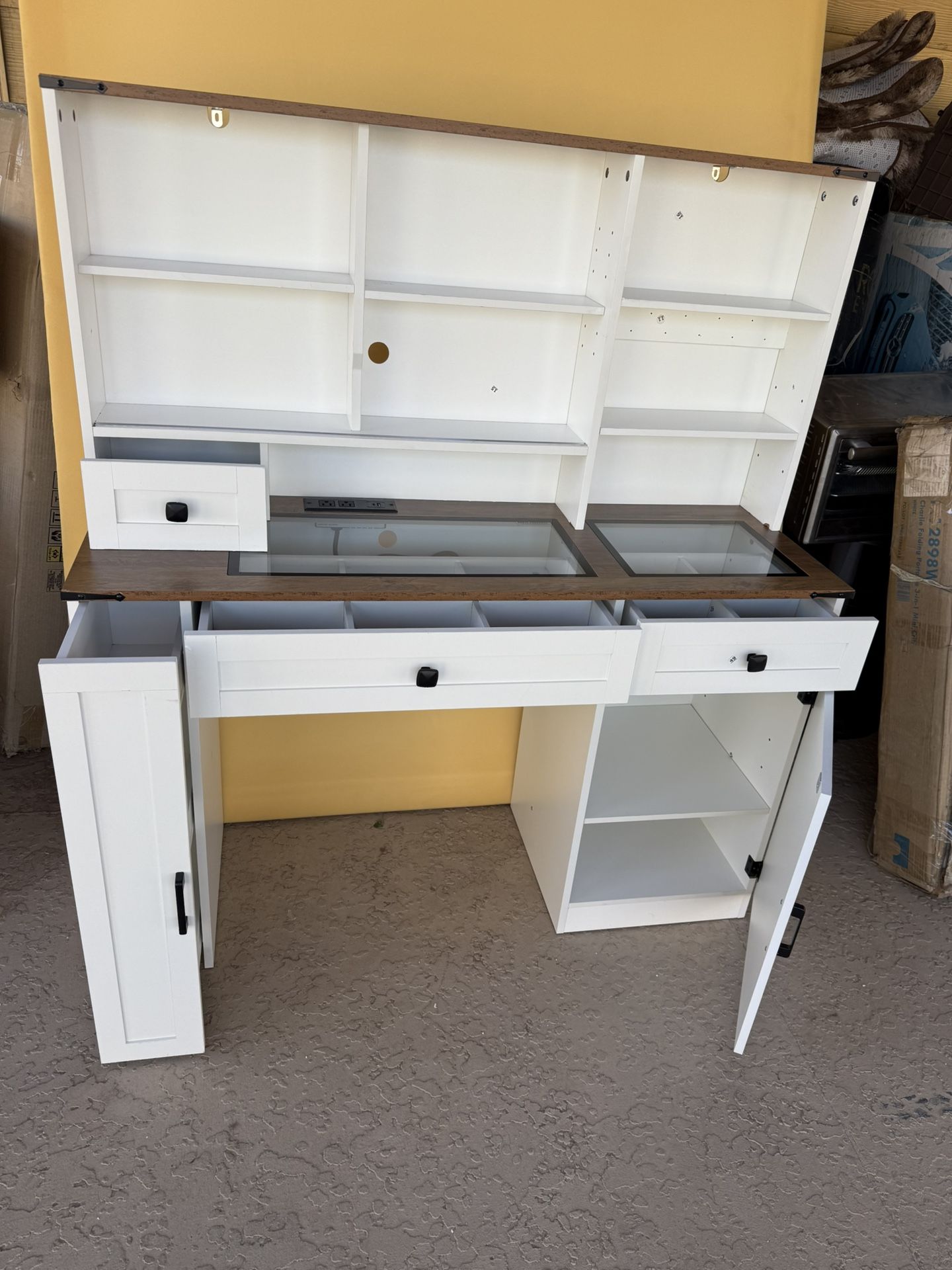 Vanity Desk White Modern with  4 Storage Drawers,usb charger, glass on top very elegant , BRAND NEW , Dimensions W 47" x H 53,5 , D 16”already assembl