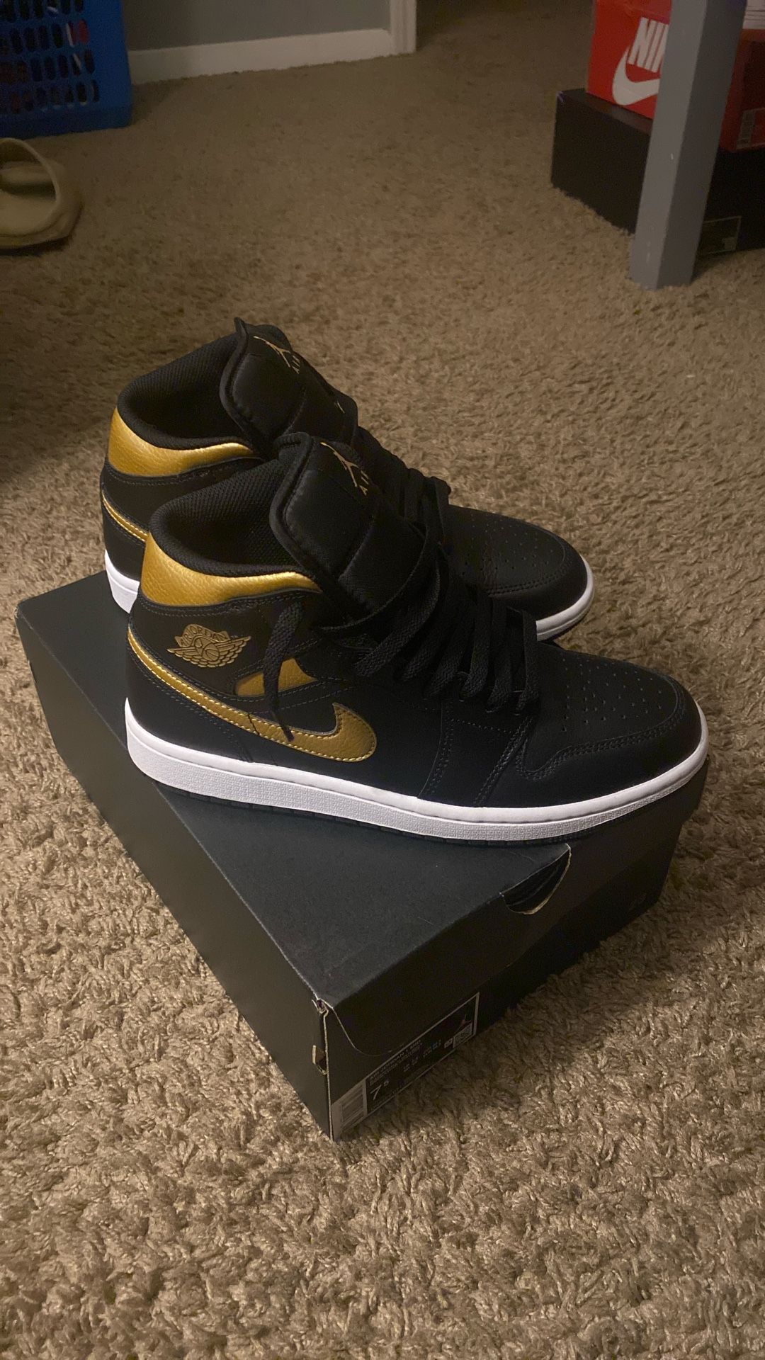 Air Jordan 1 Mid -color Black/metallic And Gold-white