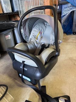 Maxi-cosi car seat with base