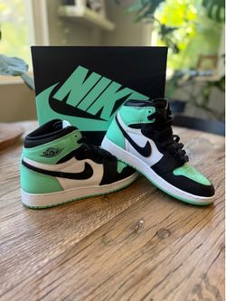 Nike Air Jordan 1 Retro High OG "Green Glow" Youth 4
