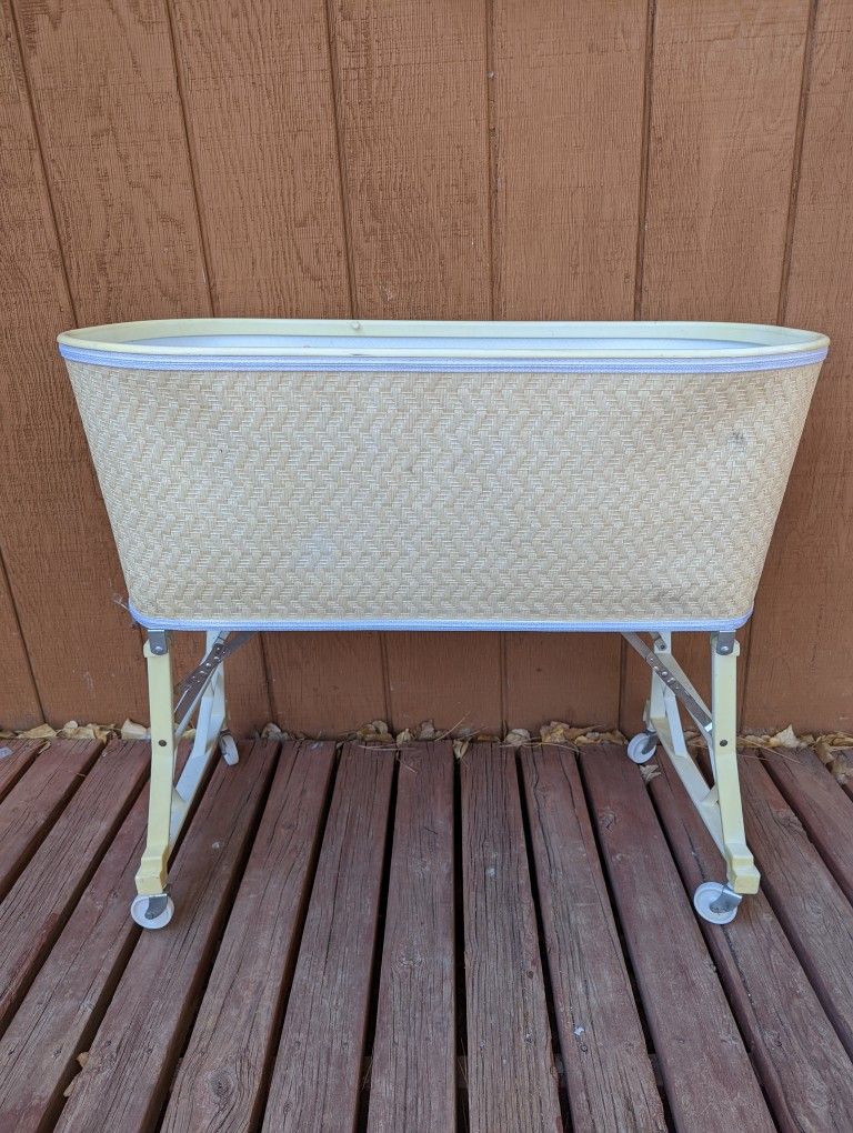 Bassinet With Wheels & Foldable Legs