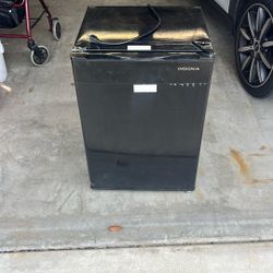 Insignia Model CF26BK9 Mini Refrigerator 
