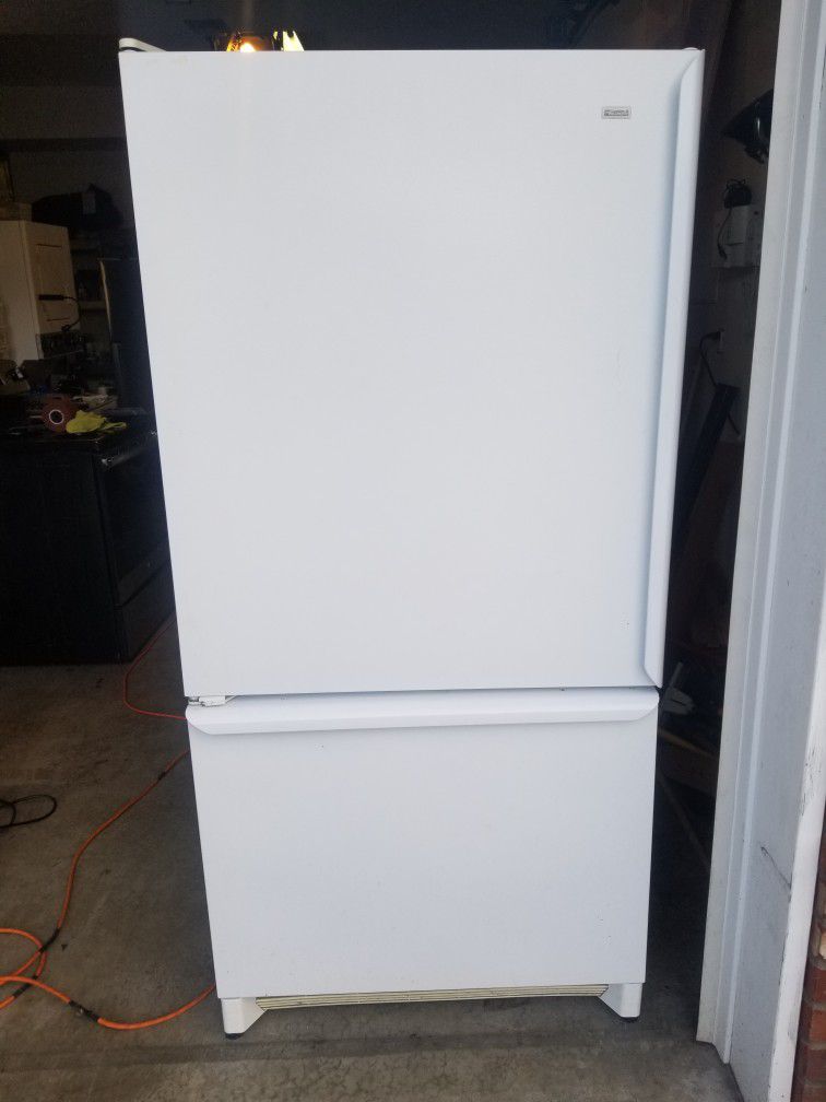 Free Kenmore 21 Cubic feet Refrigerator (Maybe Needs Repairing)