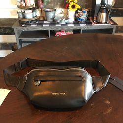 black fanny pack 