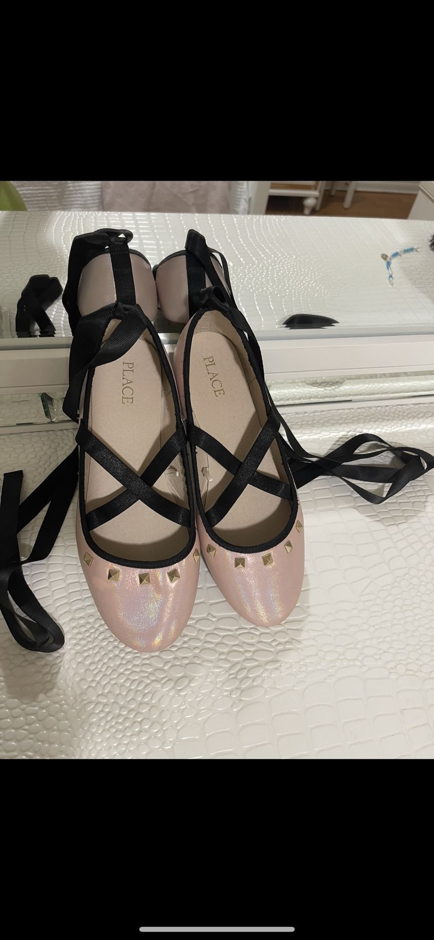 Place Flats 🥿 Size 4 For Big Girls , Perfect Conditions Used Once, It comes with ribbons that tie around the leg.