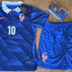 2026 world cup France home kit kids mbappe

Comes full kit jersey shorts and socks

Size:
#16 2/3 years old
#18 3/4 years old
#20 4/5 years old 
#22 5