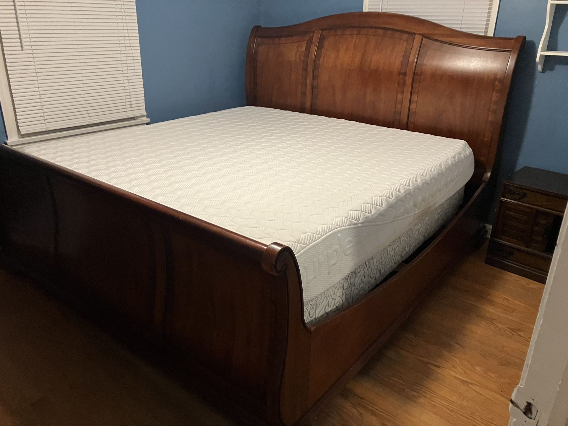King bed Mattress boxspring, Frame Newer