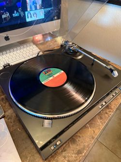 The Technics SL-DD33 is a fully automatic, direct-drive vintage turntable made in Japan Beautiful