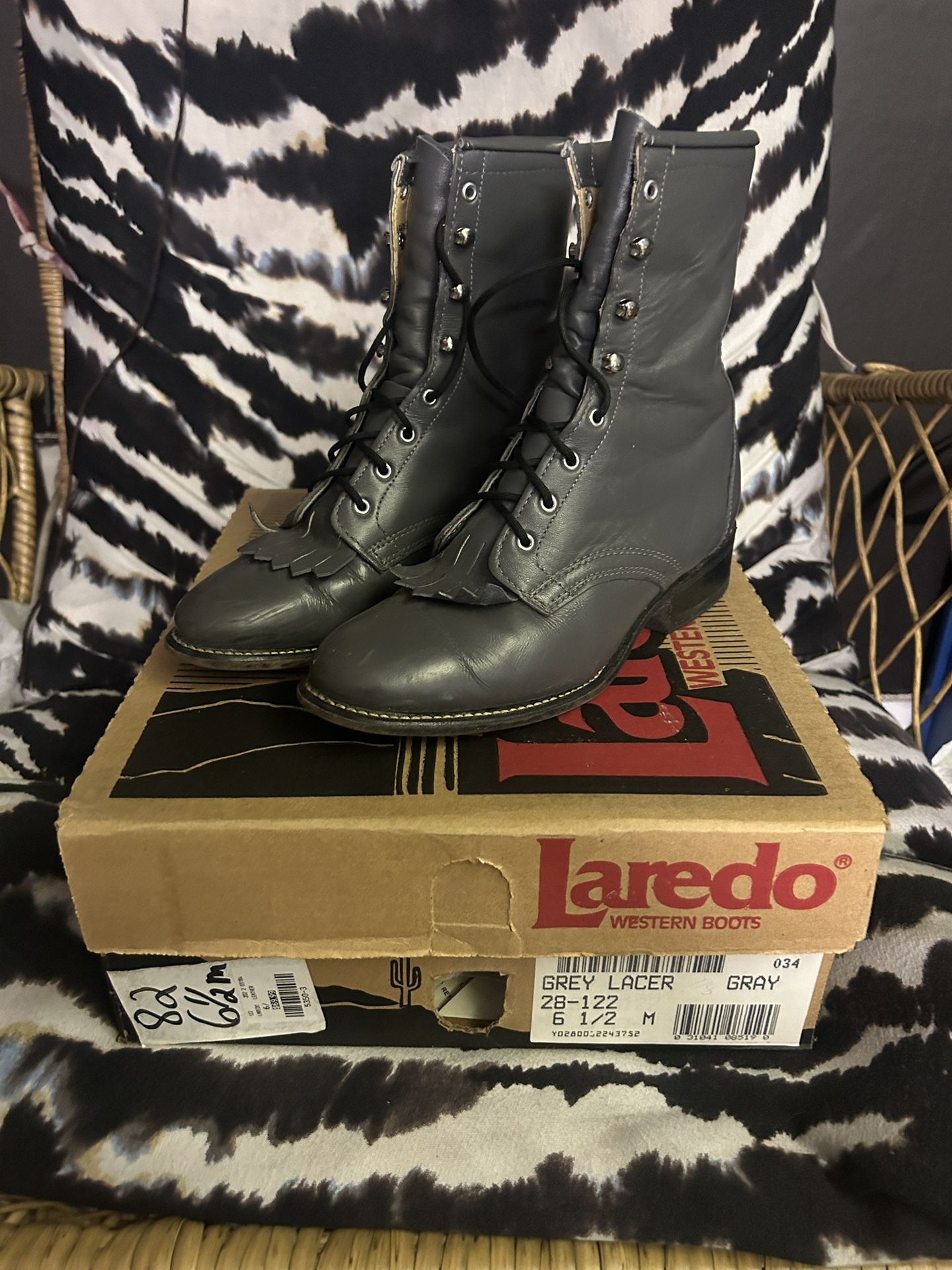 Laredo riding boots w/metal eyelet & kilt front Size 6.5