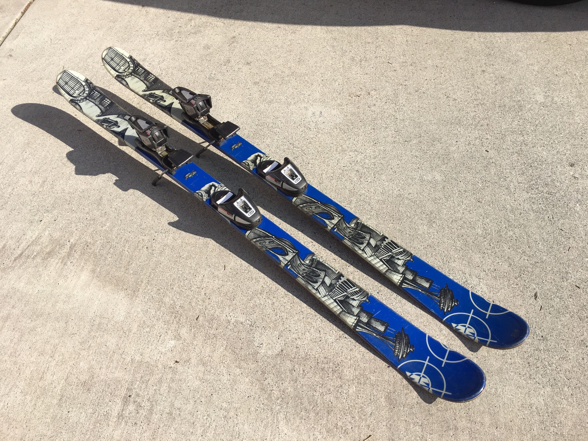 Sygeplejeskole via fordel K2 Juvy Twin-Tip 139 Skis w/Salomon C509 bindings for Sale in Milpitas, CA  - OfferUp