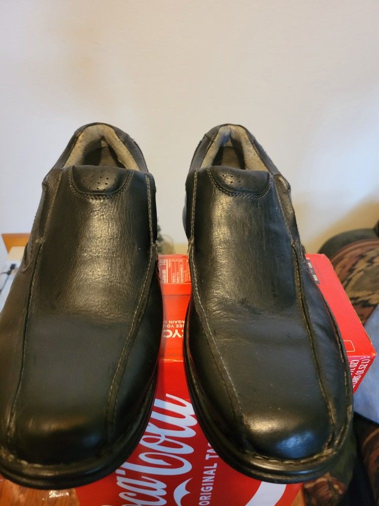 Mens Size 12  Dress Shoes.  Like New