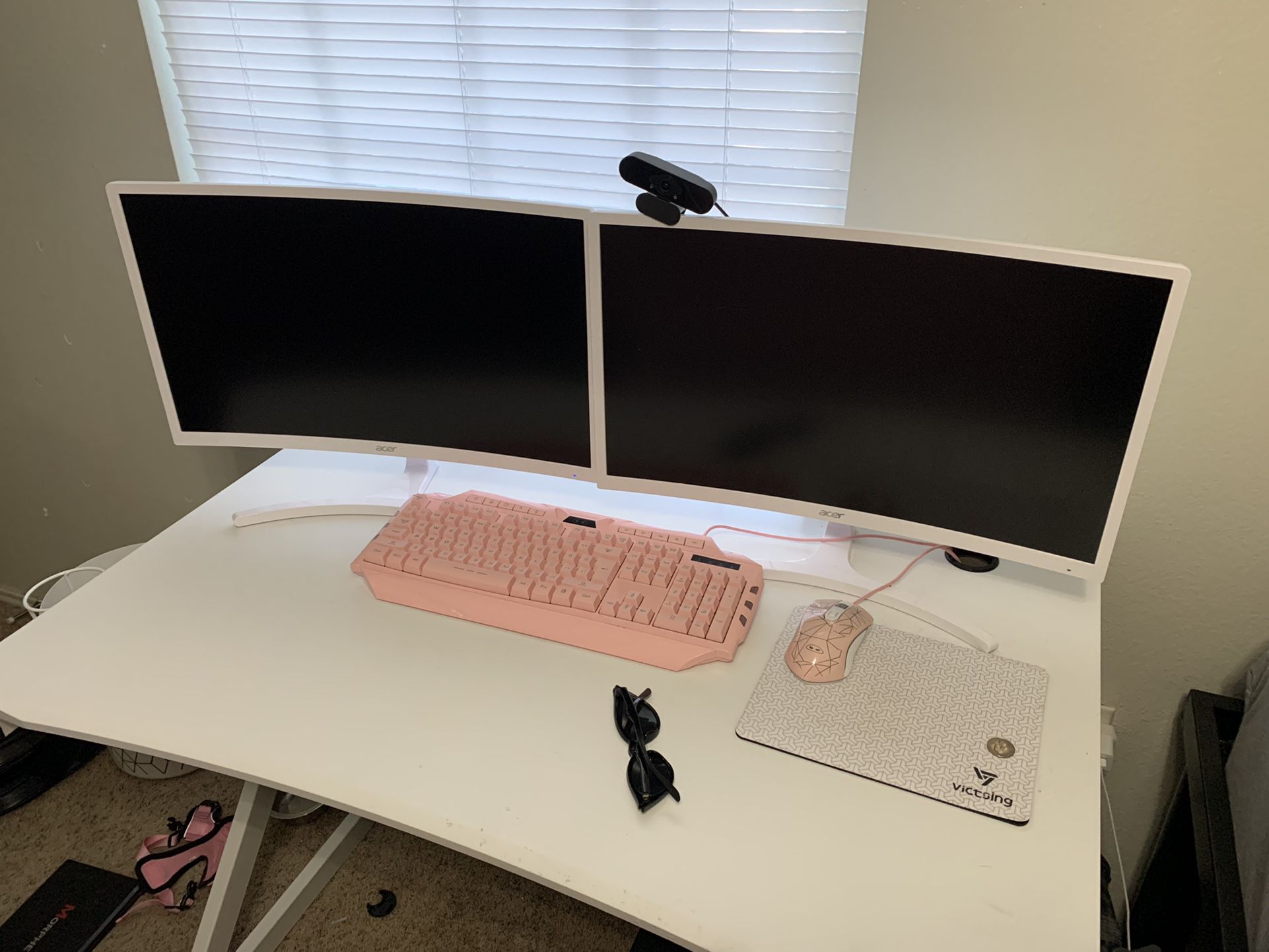 One Acer Curved Monitor 