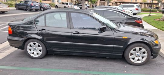 2005 BMW 325i.