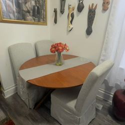 Round dinning table with 3 chairs