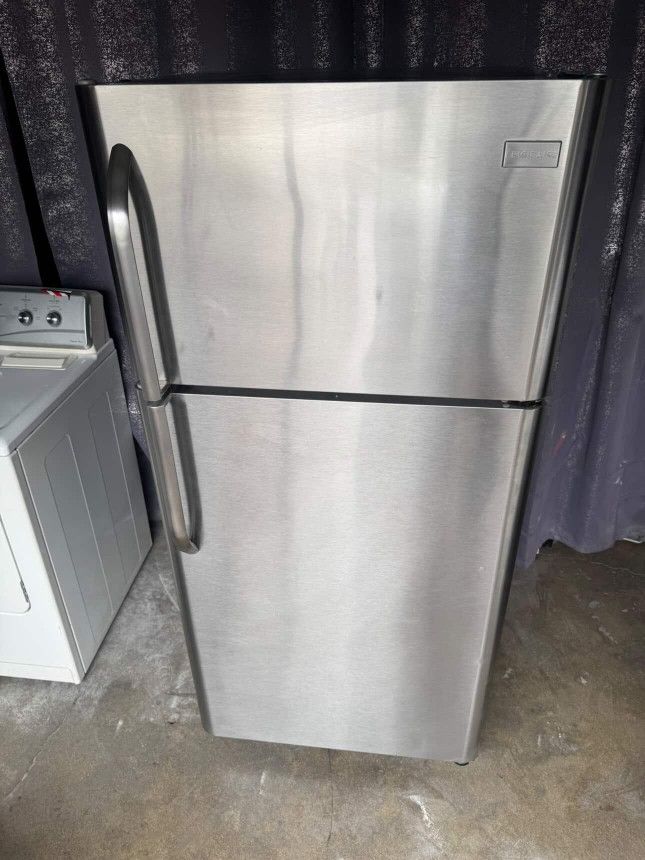 Frigadaire Refrigerator 