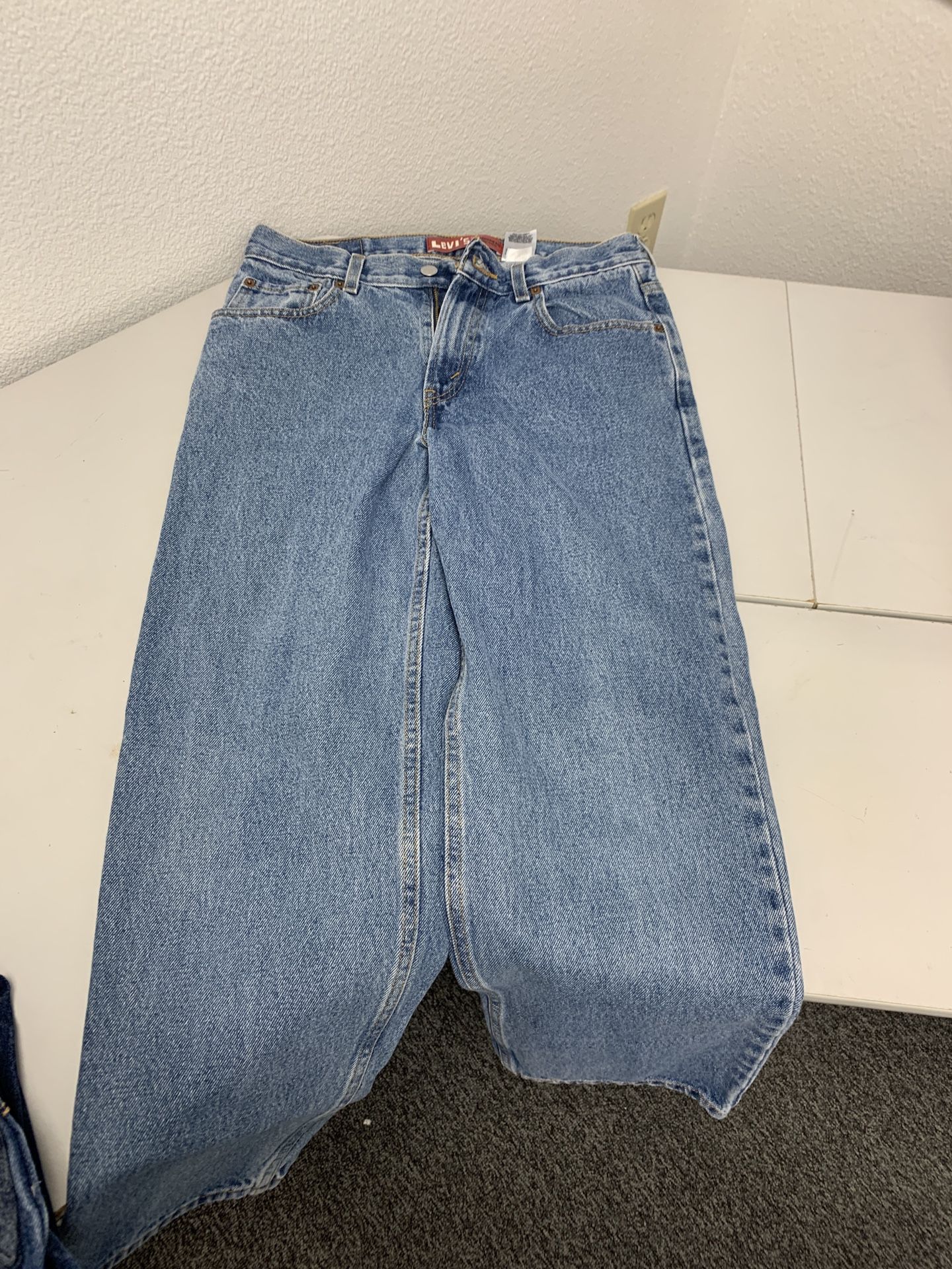 Casual fit 550 Levis SZ 29 W x 29 L (zipper fly).