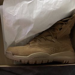 BRAND NEW NIKE HIKING BOOTS