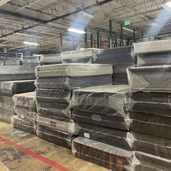 Queen Mattress Come And Box  Spring  - Free Delivery 🚚 To Reasonable Distance 