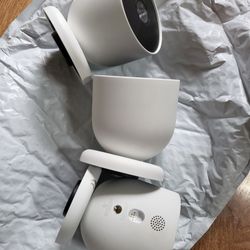 Google - Nest Cam 3 Pack Indoor/Outdoor Wire Free Security Cameras - Snow Model:GA02077-US. Bestbuy certifie.  Comes as shown, if not in pictures,  it