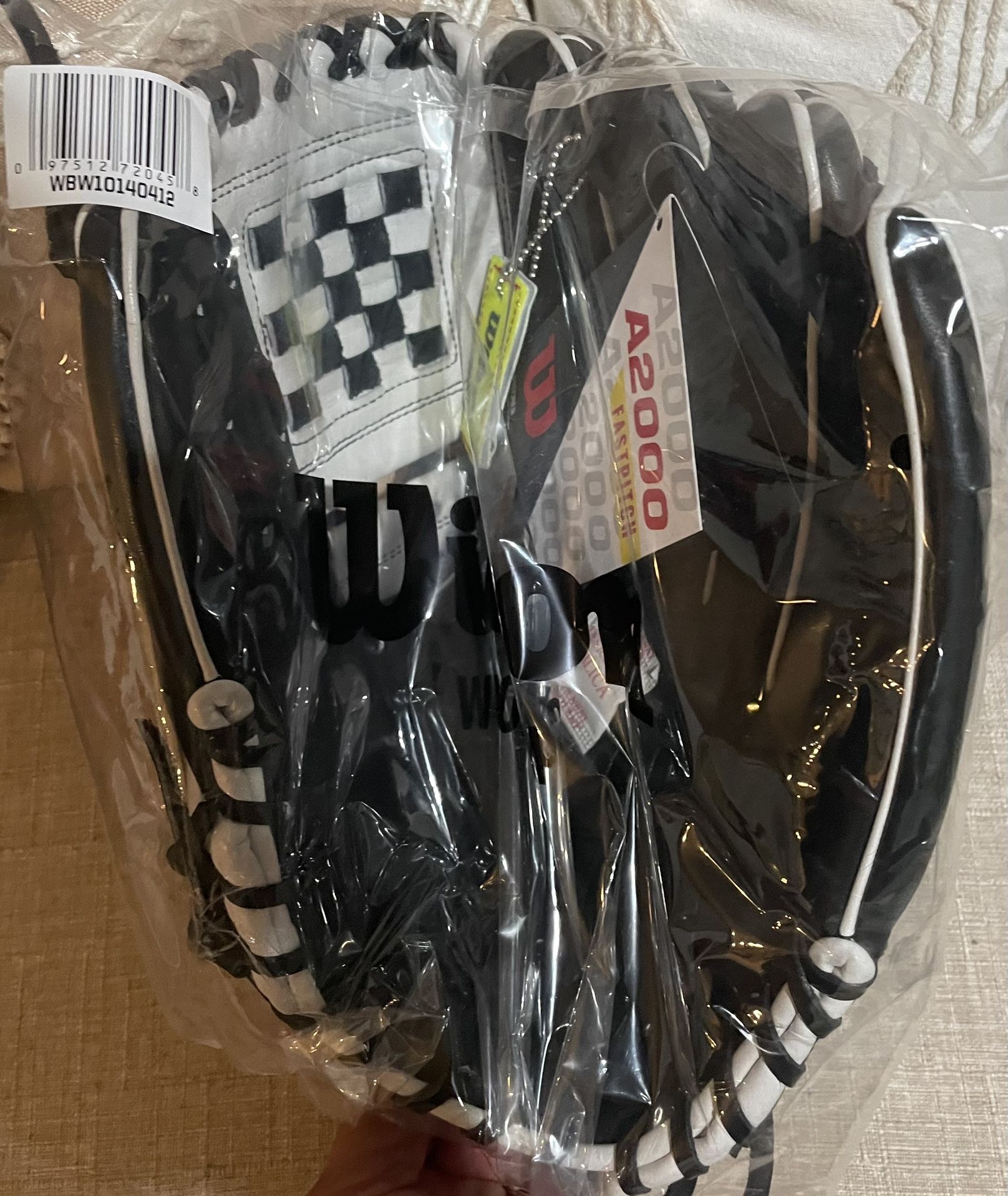 2024 A2000 P12 12” PITCHER’S FASTPITCH GLOVE